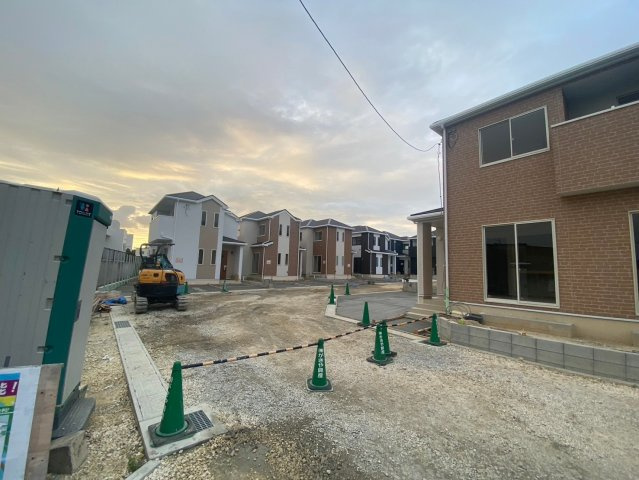 ハートフルタウン八重瀬町新城　F号棟の前面道路含む現地写真