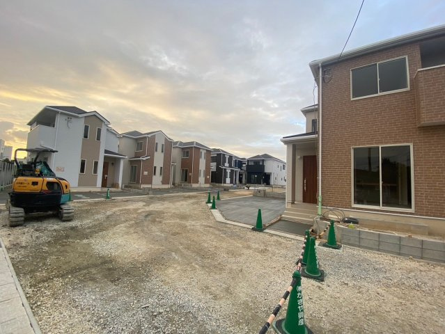 ハートフルタウン八重瀬町新城　F号棟の前面道路含む現地写真