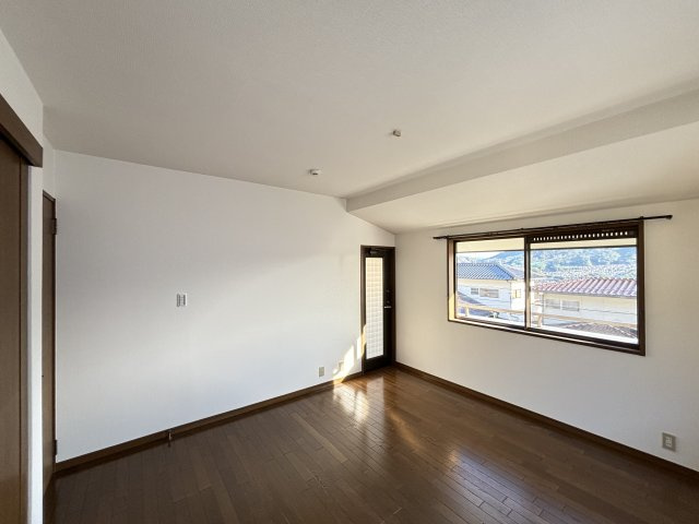 中古戸建　高取北４丁目の洋室|洋室　8帖　ウォークインクローゼットのあるお部屋です。ベランダへ出入りできます。