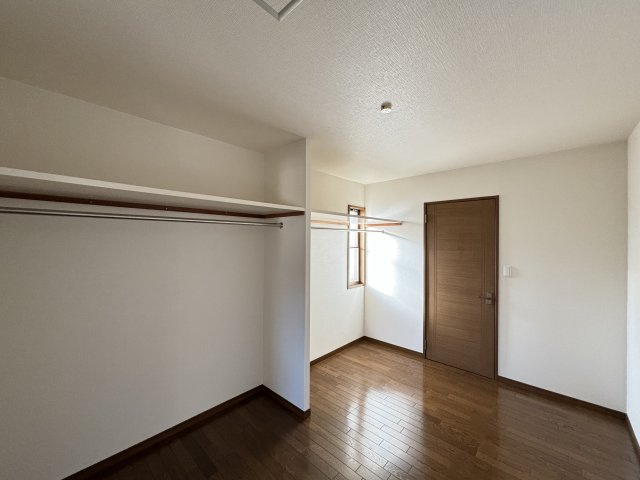 中古戸建　高取北４丁目の収納|広々としたウォークインクローゼットです。部屋の奥にさらに収納があります。