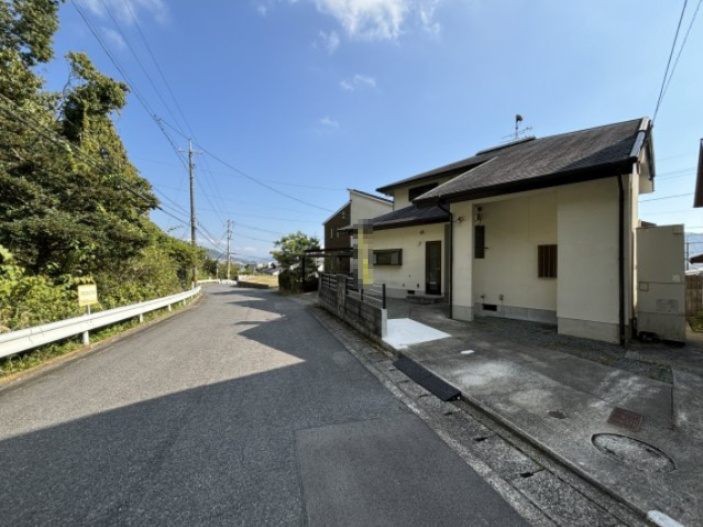中古戸建　高取北４丁目の前面道路含む現地写真