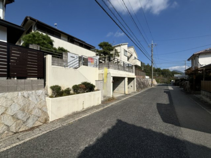 中古戸建　高取北４丁目の前面道路含む現地写真