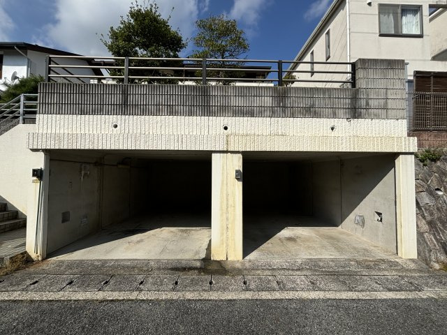 中古戸建　高取北４丁目の駐車場|掘込み駐車場（高さ約1.95ｍ×幅約3ｍ×2台）