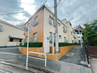 【外観】 | 定期的な大規模修繕で、レトロ感がありながらも美しく保たれた外観。