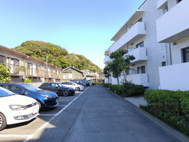 海まで7分！富士山を望む最上階　葉山ニューライフの駐車場