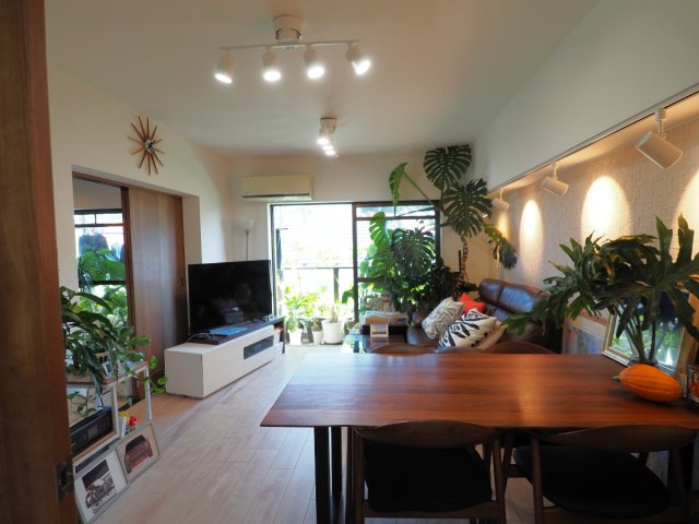 海まで7分！富士山を望む最上階　葉山ニューライフの居間・リビング