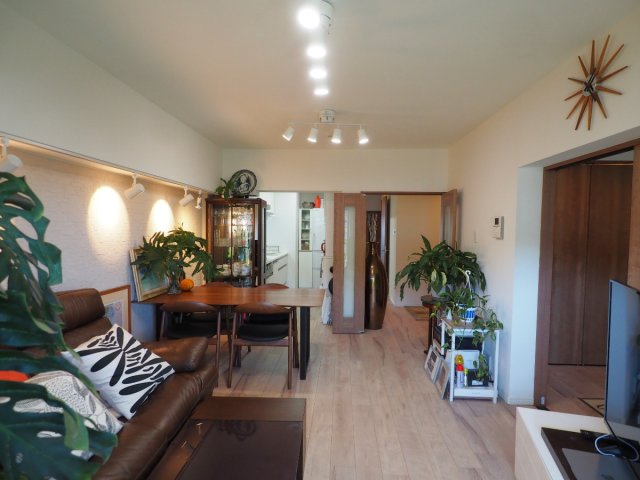 海まで7分！富士山を望む最上階　葉山ニューライフの居間・リビング