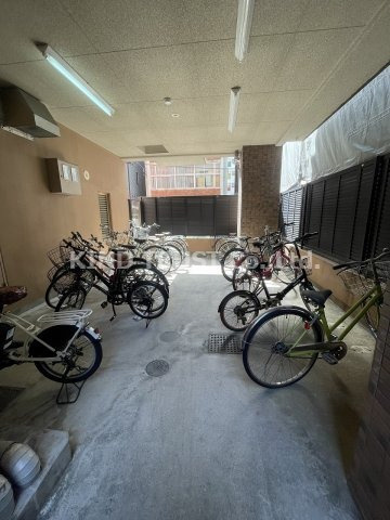 シャンティ千歳のその他共用部分|屋根付き駐輪場です
