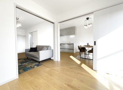 【洋室】 | コスモウイング宇治 | リビングとしてお使い頂けるこちらのスペースは、ご家族の人数によって2LDKから3DKへと利用できます。