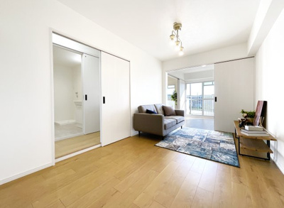 【洋室】 | コスモウイング宇治 | 【洋室6.5帖】こちらのお部屋にはオープンクローゼットがあり、廊下側にも扉がありますので独立した個室として利用できます。