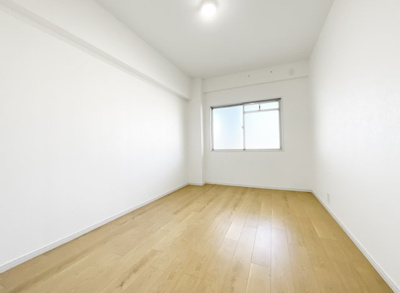 【洋室】 | コスモウイング宇治 | 【洋室約6.7帖】こちらは玄関の近くにある6.7帖の寝室です。