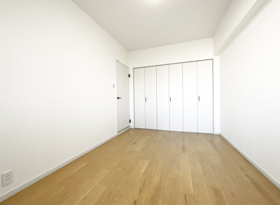 【洋室】 | コスモウイング宇治 | 【洋室約6.7帖】。お部屋にはクローゼットがあるので、荷物がしっかり片づけられてお部屋が広く使えますね。