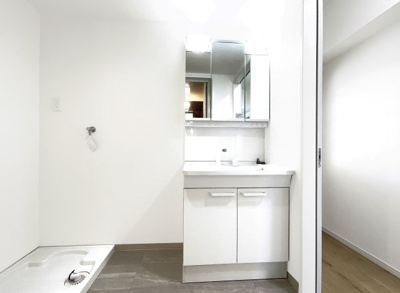 【独立洗面台】 | コスモウイング宇治 | 洗面化粧台は新調しています。シャンプーが出来るタイプで、シャワー部分が引き出せるのでお掃除もラクラクです。