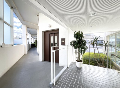 【エントランス】 | コスモウイング宇治 | エントランスは、ガラス張りで明るいスペースですね。