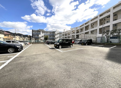 【駐車場】 | コスモウイング宇治 | 【駐車場①】現在、駐車場の空きがございます《駐車場代：8000～9000円》※駐車場等の《空き状況》や《料金》は変動の可能性あり〈随時確認要〉