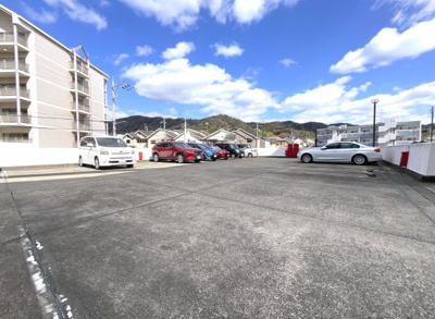 【駐車場】 | コスモウイング宇治 | 【駐車場①】現在、駐車場の空きがございます《駐車場代：8000～9000円》※駐車場等の《空き状況》や《料金》は変動の可能性あり〈随時確認要〉