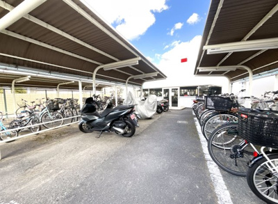 【駐輪場】 | コスモウイング宇治 | 【駐輪場】バイクや自転車置場も充実しています。※駐車場等の《空き状況》や《料金》は変動の可能性あり〈随時確認要〉
