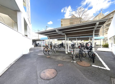 【駐輪場】 | コスモウイング宇治 | 【駐車場③】現在、駐車場の空きがございます《駐車場代：8000～9000円》※駐車場等の《空き状況》や《料金》は変動の可能性あり〈随時確認要〉