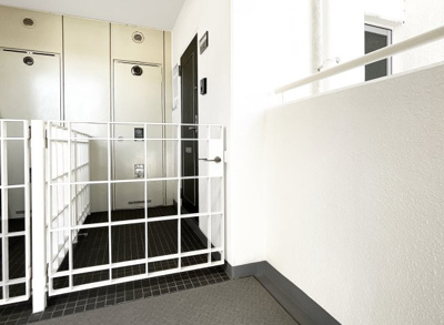 【玄関】 | コスモウイング宇治 | 玄関部分には門扉があり、プライベートスペースに簡単には入れませんので安心ですね。