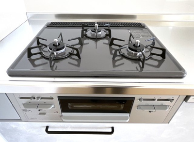 【キッチン】 | コスモウイング宇治 | 【ガスコンロ】3口のガスコンロとグリルがありお魚も簡単に焼けます。