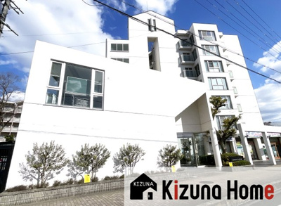 【外観】 | コスモウイング宇治 | こちらのマンションは買物施設や金融機関などが近くに点在、生活便利でありながら世界遺産「平等院」もある贅沢なエリアです。