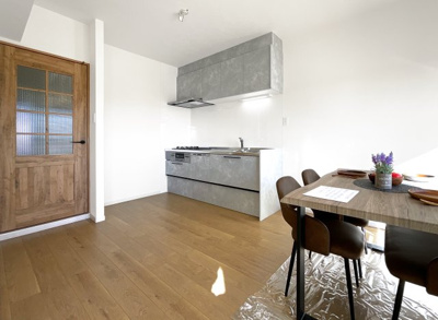 【キッチン】 | コスモウイング宇治 | キッチンは新調しているので気持ちよくお使い頂けます！吊戸棚もあり収納もしっかりあり食器洗浄乾燥機も付いています。