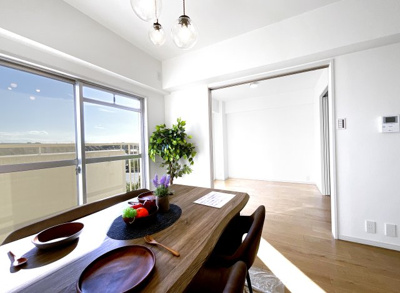 【居間・リビング】 | コスモウイング宇治 | 南向きのLDKは掃き出し窓が南側にあり、陽当り＆通風良好で快適な室内となっています。