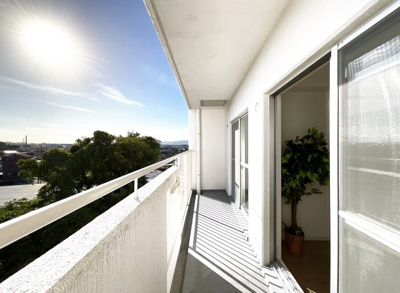 【バルコニー】 | コスモウイング宇治 | 南向きのバルコニーで洗濯物がよく乾きます。