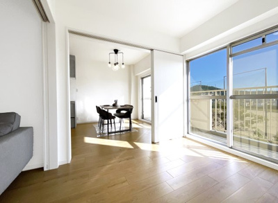 【居間・リビング】 | コスモウイング宇治 | 南向きの明るいこちらのスペースは、扉を閉めて洋室（個室）としてもお使い頂けます。