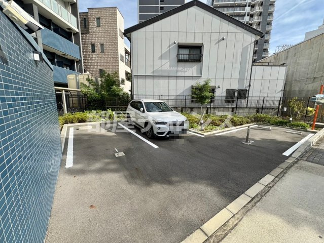 プレサンス新栄リベラの駐車場