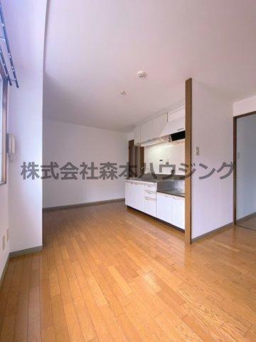 【居間・リビング】 | 　メゾンバニNo.1 | こちらの居間で趣味の時間をお楽しみください