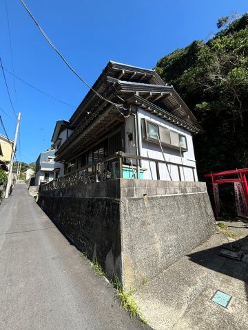 勝浦市吉尾　中古戸建の前面道路含む現地写真