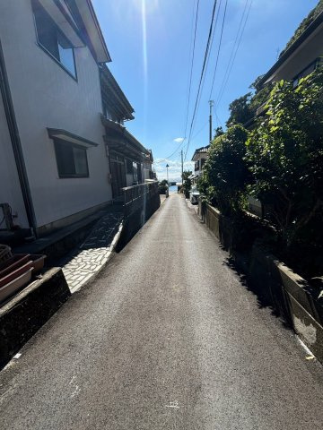 勝浦市吉尾　中古戸建の前面道路含む現地写真