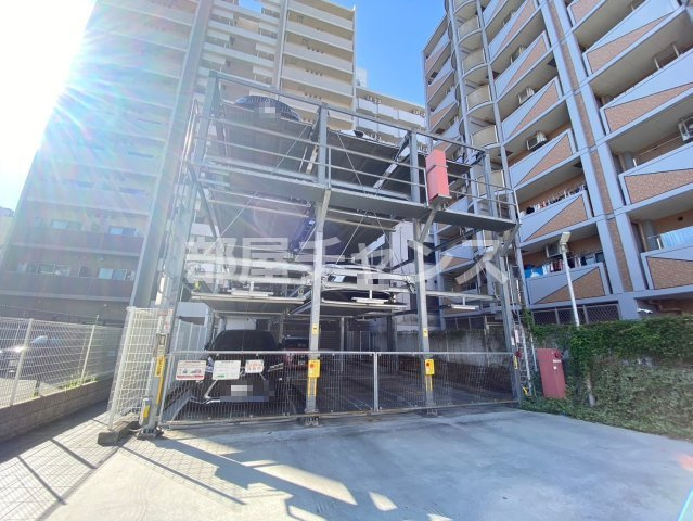 カスタリア新栄IIの駐車場