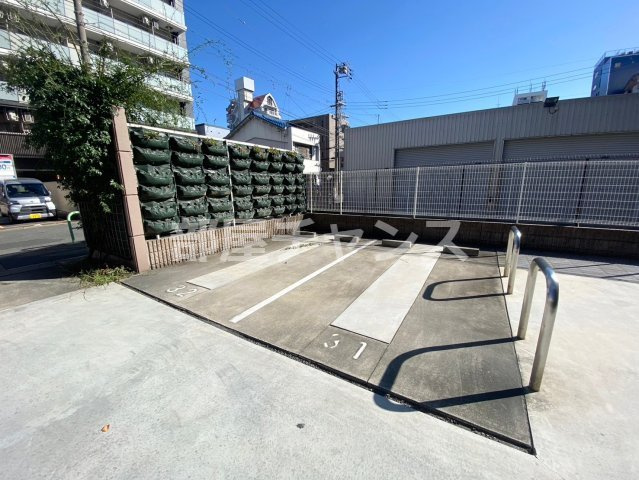 カスタリア新栄IIの駐車場