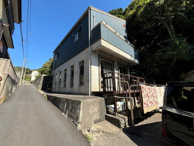 勝浦市吉尾　オール電化中古戸建の前面道路含む現地写真