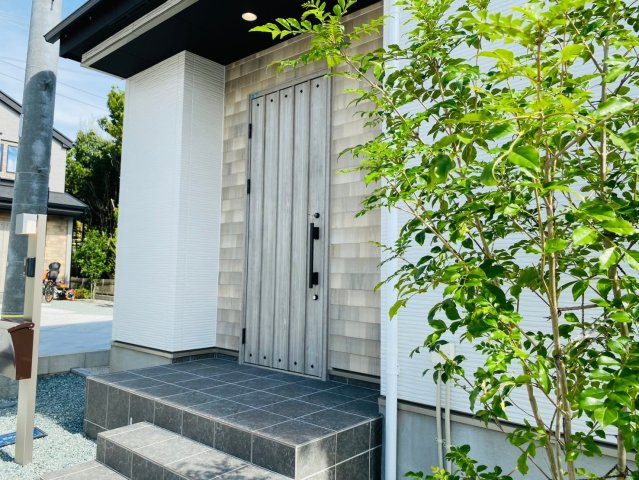 ケイアイテラス／東区下江津／4号棟のエントランス|開放感のある玄関。雨の日でも濡れずに宅配の荷物が受け取れます。