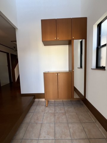 泉佐野市泉ケ丘２丁目戸建の玄関|吹抜けがあり、明るい玄関です。