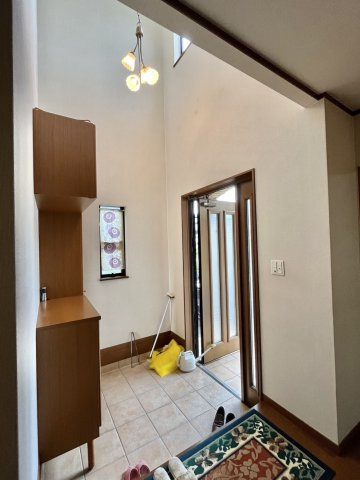 泉佐野市泉ケ丘２丁目戸建の玄関|吹抜けがあり、明るい玄関です。