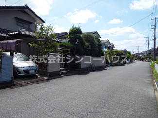 【前面道路含む現地写真】 | 前面道路の幅員は約6.5メートルとゆとりがあります。車通りも多く有りません。