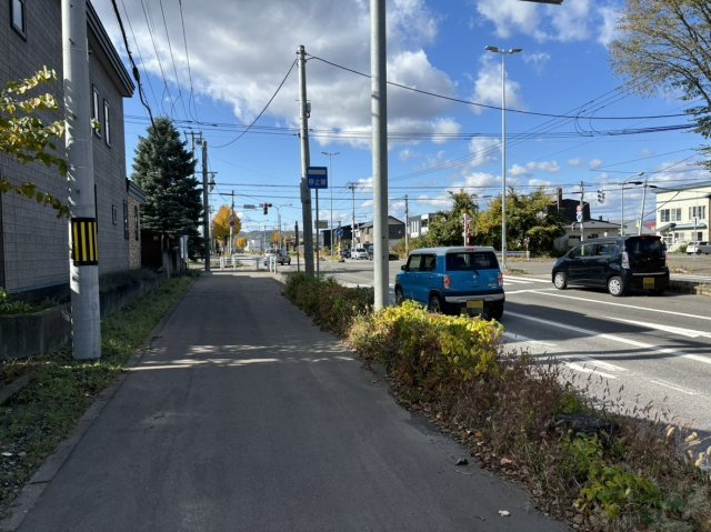 北見市光西町１９５番２０、１９６番７　売地の前面道路含む現地写真