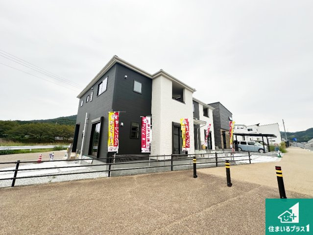 桜井市金屋　第6期　新築一戸建ての前面道路含む現地写真|周辺は閑静な住宅街！前面道路広々で車の出し入れも便利です。駐車が苦手な方でも安心して車庫入れできます！