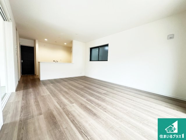 桜井市金屋　第6期　新築一戸建ての居間・リビング|日当たり良好の明るいリビングで朝の目覚めもスッキリできそう！対面キッチンでご家族のコミュニケーションも自然と増える設計！小さなお子様が遊ぶスペースを作っても広々とくつろげるLDK！