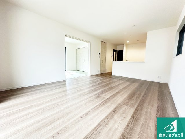 桜井市金屋　第6期　新築一戸建ての居間・リビング|シンプルなリビングは、観葉植物等のインテリアを楽しめますね！パパ好みにも、ママ好みにも家具次第で雰囲気を変えることができます！