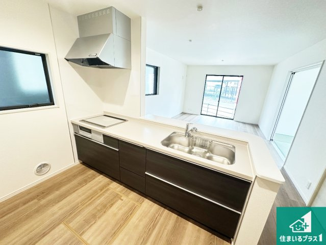 桜井市金屋　第6期　新築一戸建てのキッチン|リビングと統一感があり、使い勝手のいいキッチン。広々としているので、二人並んで作業が出来ちゃいます。お子様と一緒に色々なお料理に挑戦できるスペースがあります。