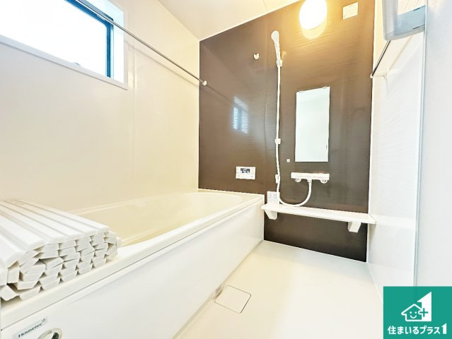 桜井市金屋　第6期　新築一戸建ての浴室|足をゆったり伸ばして寛げる浴槽です。窓が設けられていますので差し込む光が明るく穏やかな雰囲気にしてくれます♪浴室乾燥機も設置しているので、雨の日の洗濯物も安心です♪