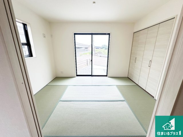 桜井市金屋　第6期　新築一戸建ての和室|一室あると便利な和室は客間としてだけでなく、小さなお子様のプレイルームや食後のくつろぎスペースとしてもご利用いただけます。収納もついていますので大活躍間違いなし！