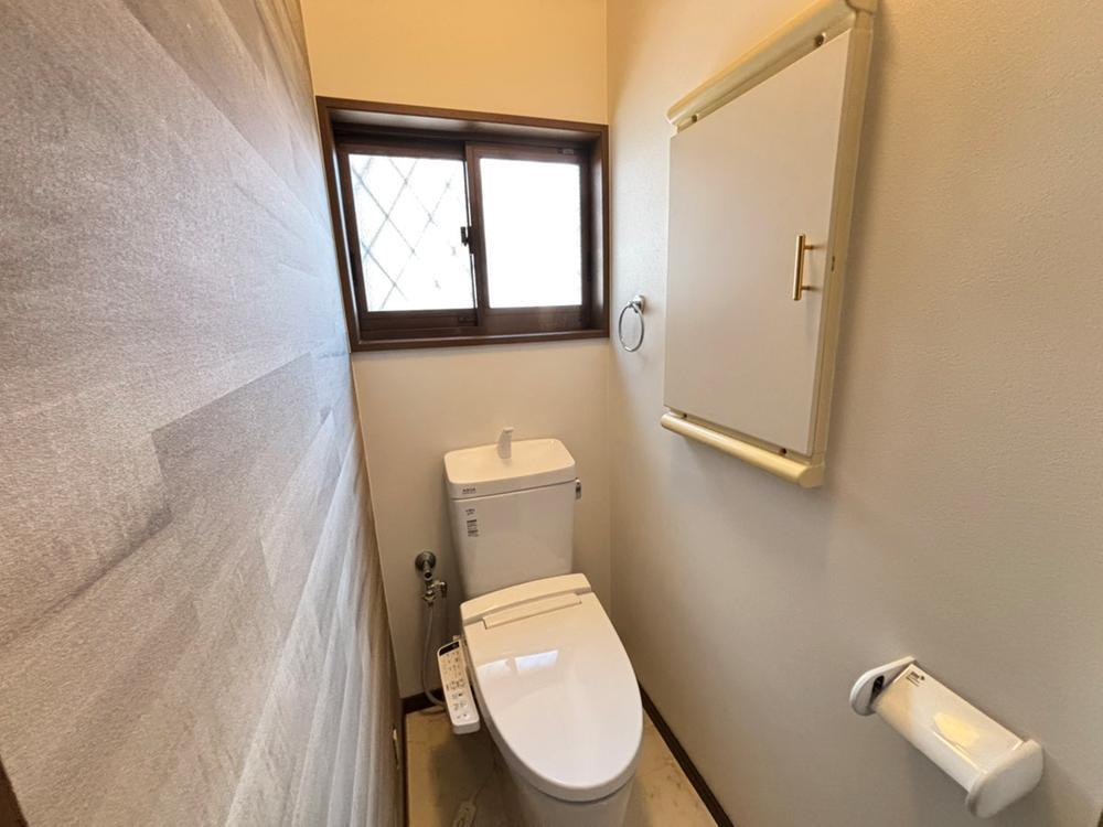 幾野４丁目　中古一戸建てのその他共用部分|トイレ２ヶ所あり
■物件内覧・資金計画相談・住宅ローン相談、リフォーム相談、お問合せ受付中■
※当日・翌日のご内覧、ご相談はお電話でのお問合せがスムーズです！