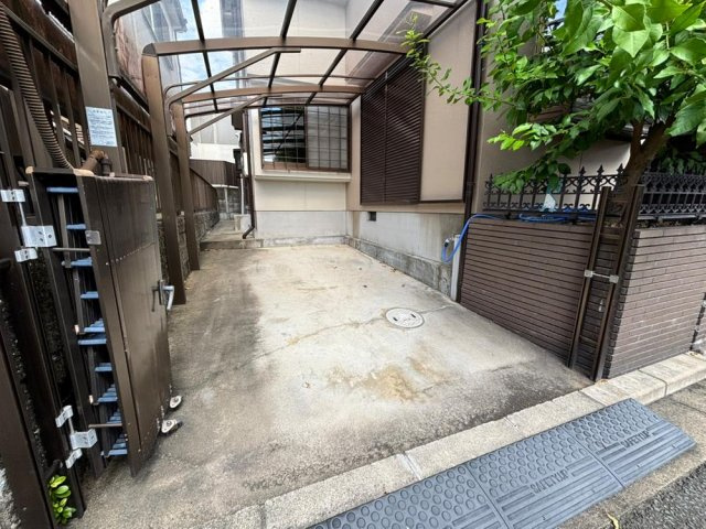 幾野４丁目　中古一戸建ての駐車場|カースペース　カーポート付き
■物件内覧・資金計画相談・住宅ローン相談、リフォーム相談、お問合せ受付中■
※当日・翌日のご内覧、ご相談はお電話でのお問合せがスムーズです！