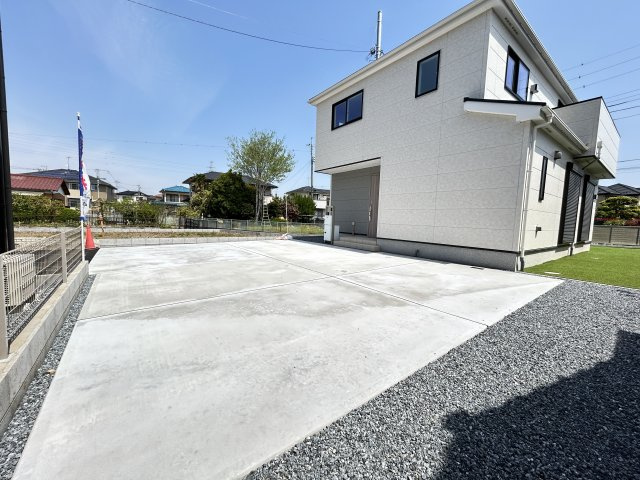 新築　高崎市江木町23-1期　LIGNAGE　３号棟の駐車場|現地写真　駐車スペースは並列2台分可能です！
